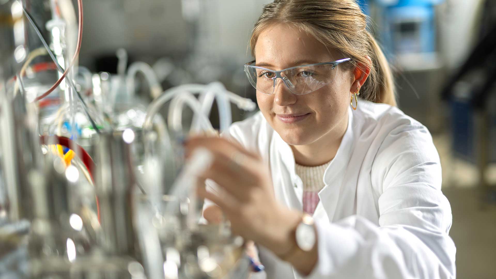 Leah Rahbek har studeret bioteknologi på DTU og specialiserede sig i fermentering. Allerede få dage efter sin sidste eksamen kunne hun starte på sit første job hos virksomheden Bacthera. Foto: Mikal Schlosser