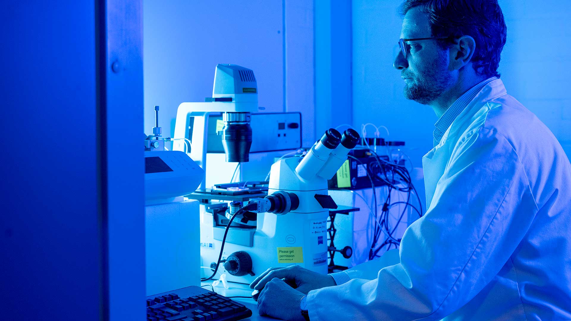 Professor Alexander Kai Büll fra DTU Bioengineering modtog i 2023 den prestigefyldte EliteForsk Pris for sin forskning i proteiner bl.a. for deres rolle i sygdomme som Parkinsons og Alzheimers. Foto: Bax Lindhardt