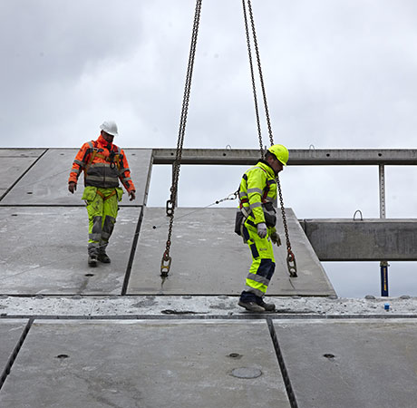 Tagplader af letbeton monteres på Gammel Hellerup Gymnasiums nye bygning til fritids- og kultur aktiviteter. Bygningen er tegnet af BIG