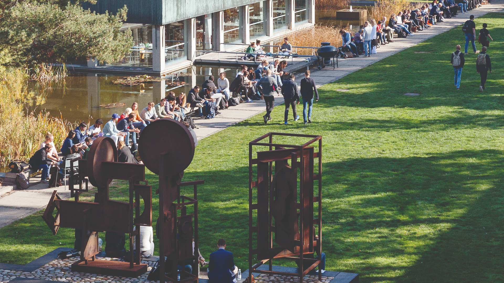 Grønnegården en sommerdag fyldt med studerende og ansatte. 