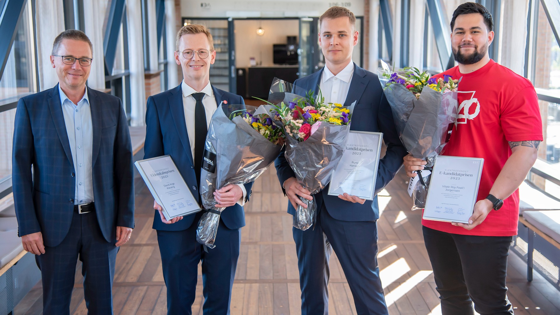 Vinder af årets Videnskabspris 2023 fra IDA/Elektrofondet David Arge Klevang Pedersen, DTU Space, (nr. 2. fra venstre) sammen med formand for Elektrofondet, Poul Toft Frederiksen fra Poul Due Jensens Fond,  Grundfos Foundation, (t.v.), samt vinderne af kandidatpriserne til lovende talenter på elektrområdet.
