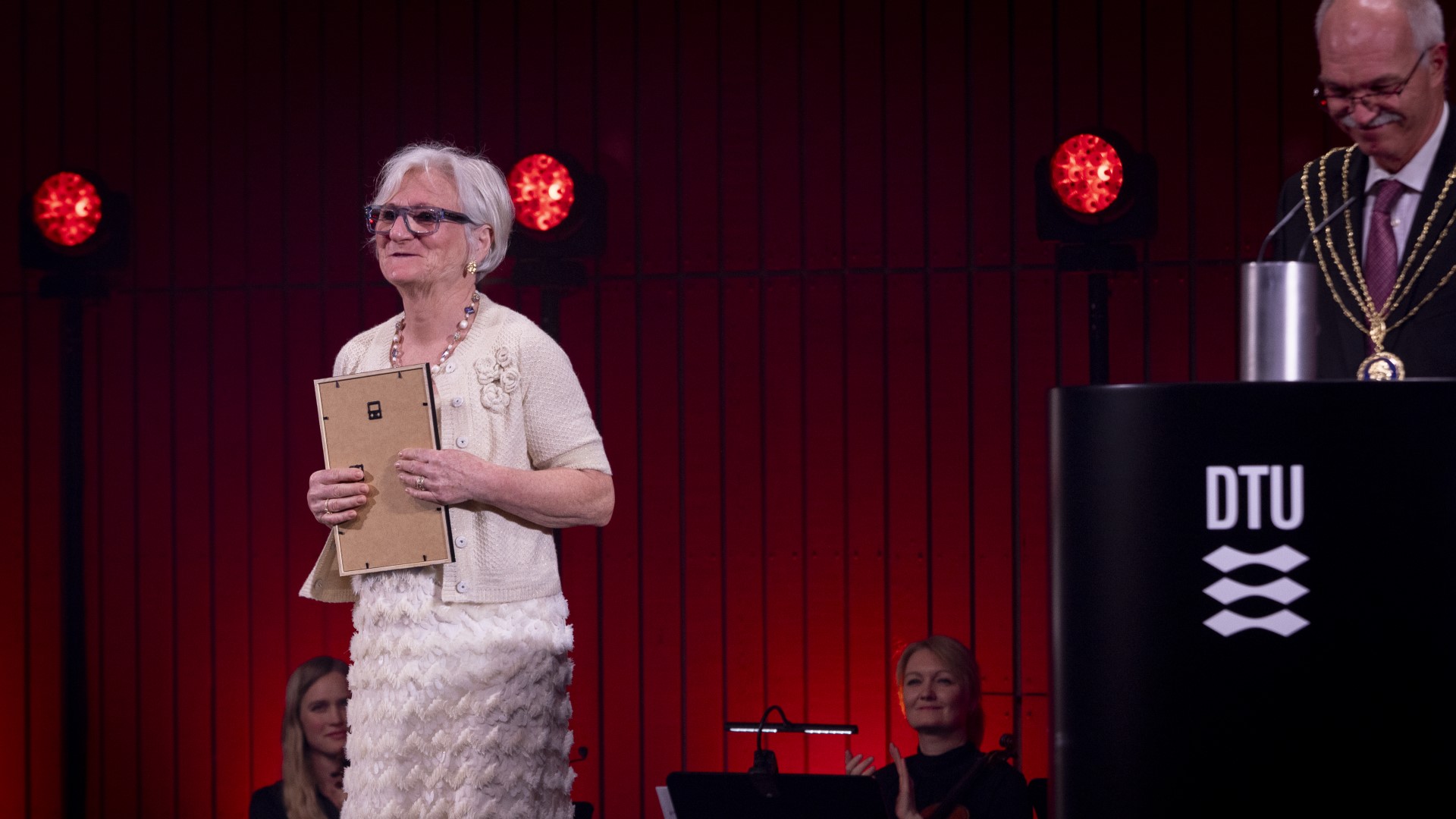 Arbejdsmiljøkoordinator Lone Rosenkær Olsen modtager Arbejdsmiljøprisen ved DTU Årsfest 2024.