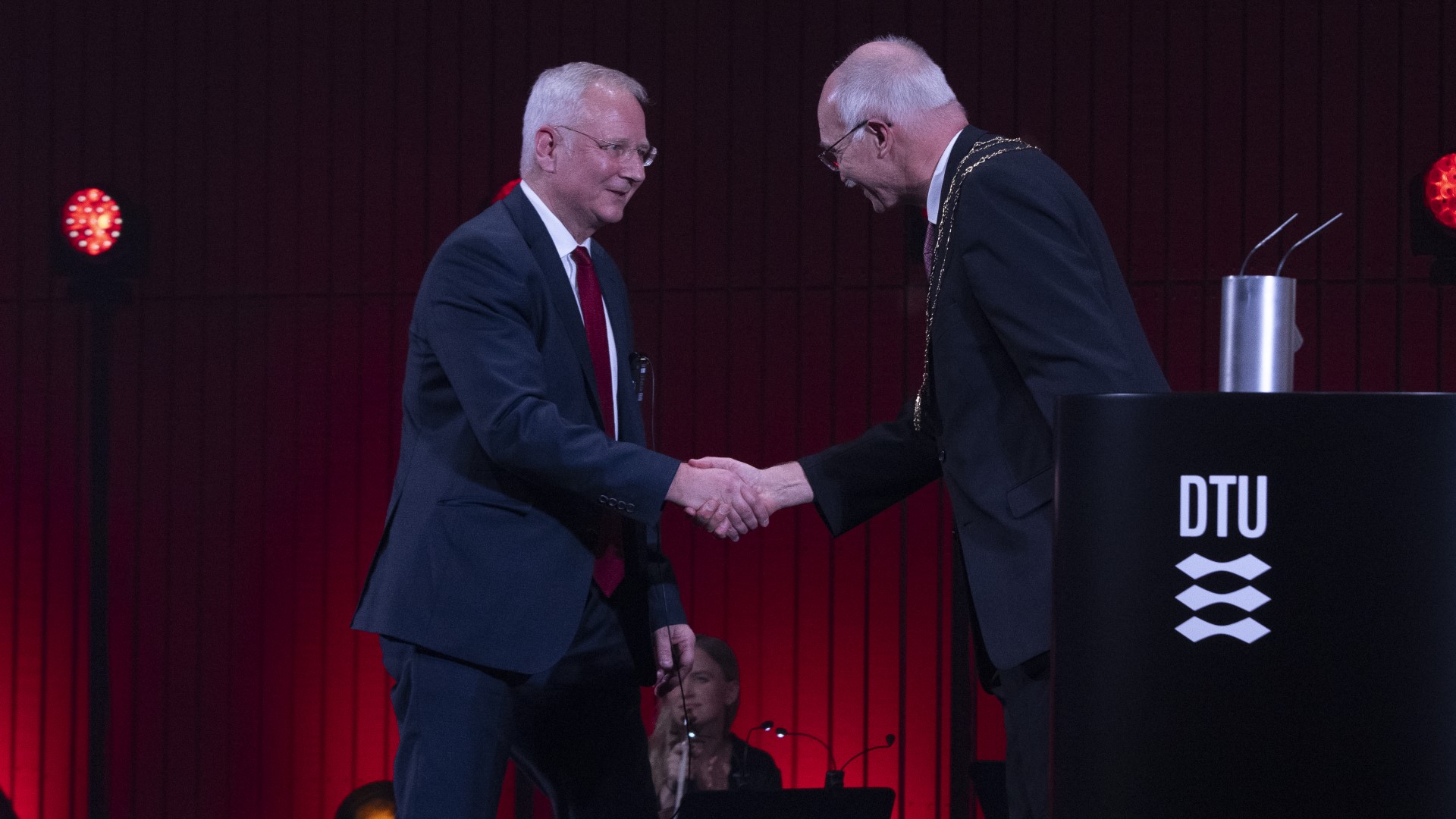 Professor ved Swinburne University of Technology i Australien David J. Moss blev udnævnt til æresdoktor ved DTU Årsfest 2024