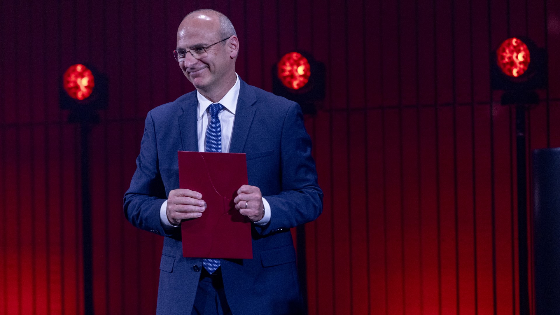 Seniorforsker Eugen Stamate blev tildelt den tekniske doktorgrad for sin forskning i plasmafysik.