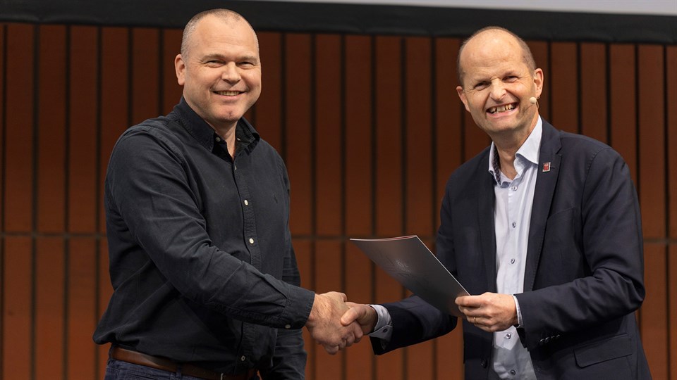 Lektor Terje Svingen, DTU Fødevareinstituttet fik overrakt prisen Årets Ph.d.-vejleder af dekan Philip J. Binning.  