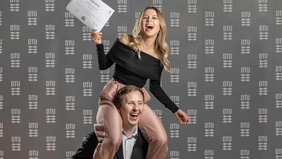 Ph.d.-kandidat fejrer sin nye titel. 