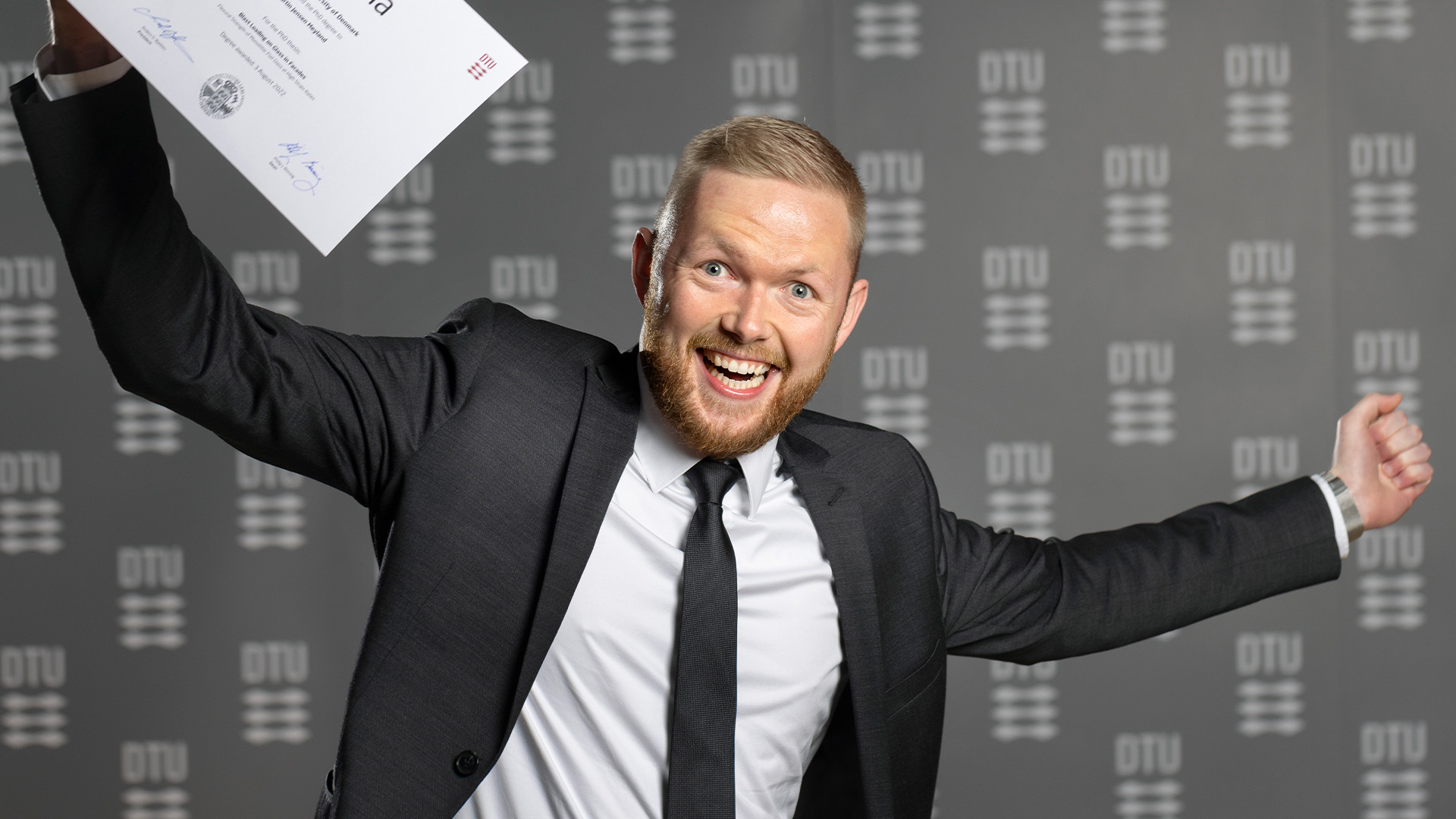 Ph.d.-kandidat fejrer sin nye titel. 