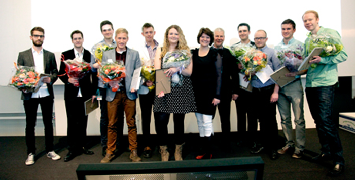 Med blomster: De ti modtagere af E-kandidatprisen. Uden blomster: IDA-formand Frida Frost og formand for Elektrofonden, Peter Viereck. Foto: Henrik Frydkjær