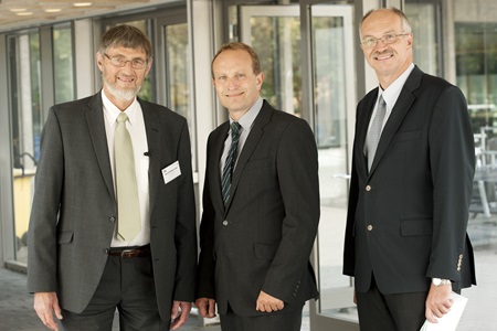fra venstre: vicedekan Hans Hvidtfeldt Larsen, Klima-, Energi- og Bygningsminister Martin Lidegaard og rektor Anders Bjarklev (Foto: Mikal Schlosser) 