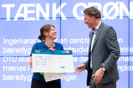 Lise Fuglsang Vestergaard fpr førstepræmien i Grøn Dyst 2014 overrakt af Peter Mogensen. Foto: Thorkild Amdi Christensen