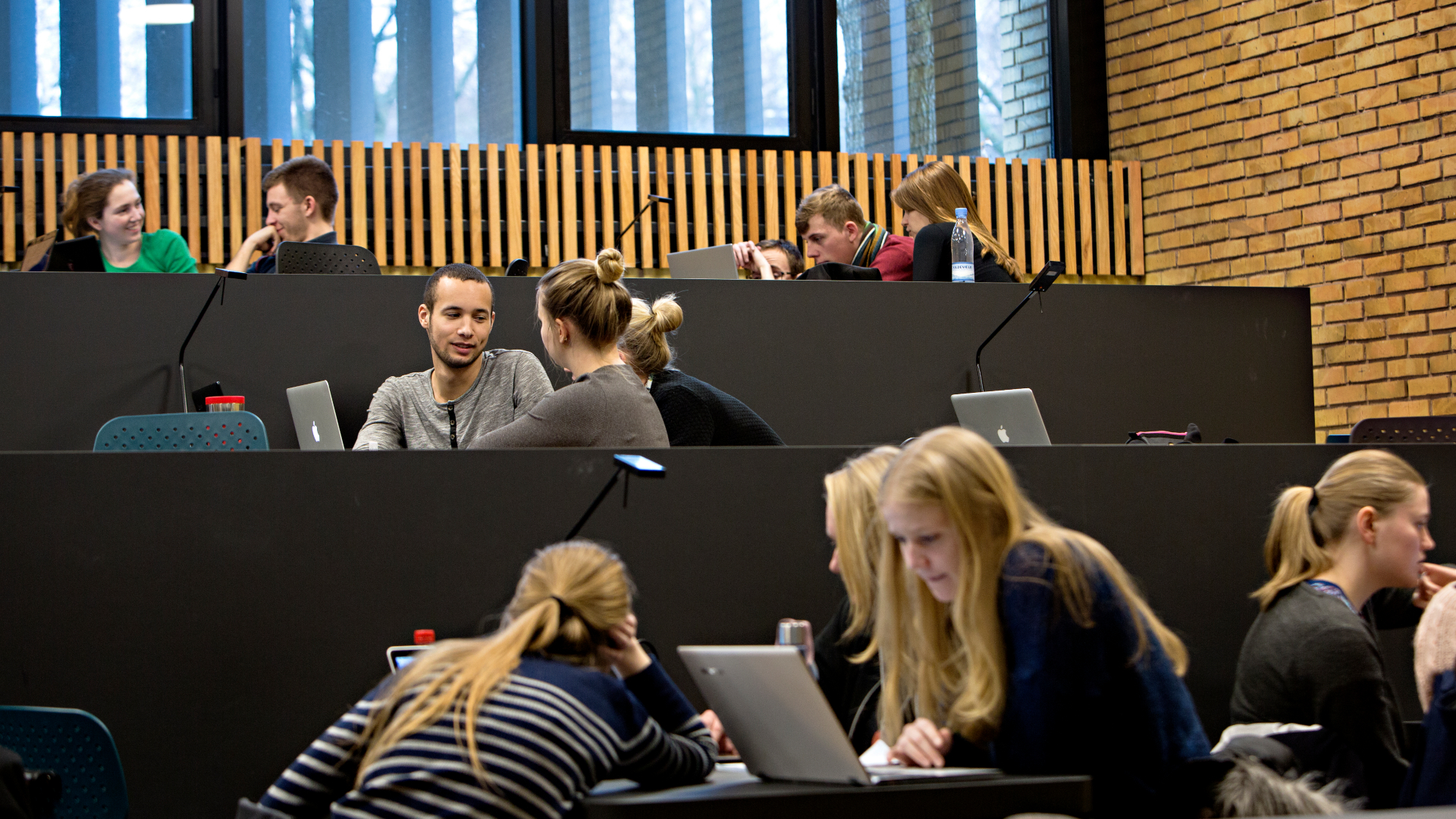 Studerende i et auditorium på DTU campus. Foto: Kristian Ridder-Nielsen