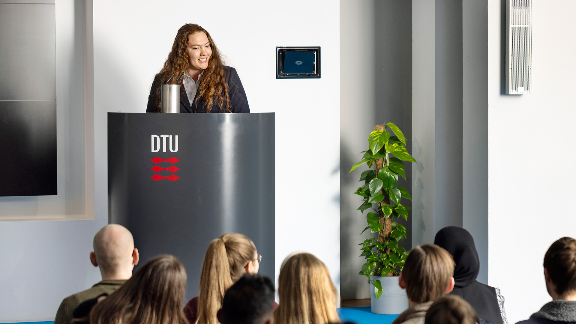 Formand for De Studerendes Erhvervskontakt (DSE) Cecilie Oved Bendtsen åbnede DSE-messen med en velkomsttale. Dernæst talte DTU's koncerndirektør for Innovation og Entreprenørskab Marianne Thellersen, mens politisk konsulent fra DI Nibraz Aziz rundede talerækken af. 