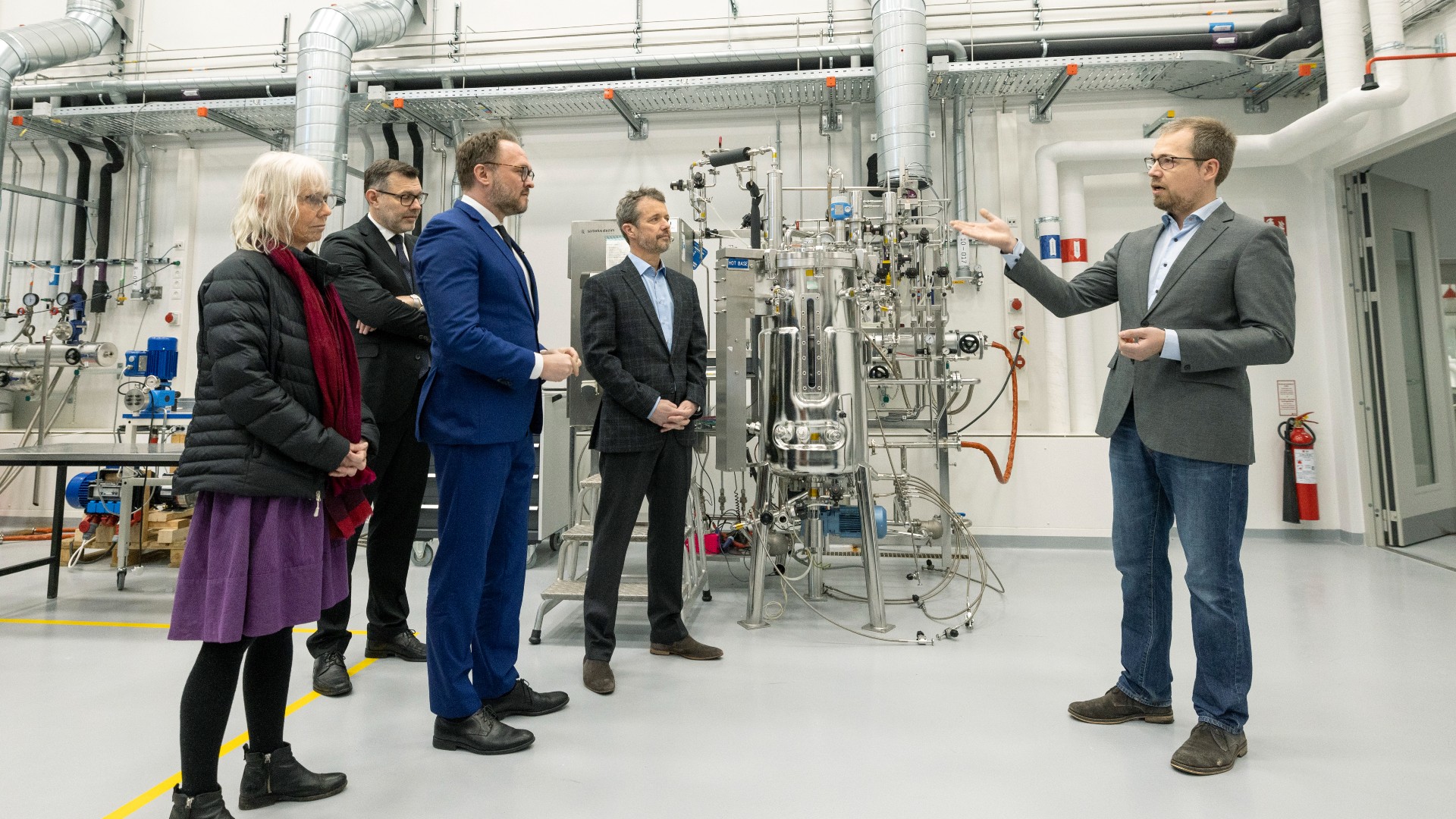 HKH Kronprinsen, Klimaminister Dan Jørgensen, hovedforfatter på IPCC-rapporten Kirsten Halsnæs og prorektor på DTU Rasmus Larsen på rundvisning på DTU den 4. april 2022, hvor professor Peter Vesborg forklarer om power-to-X. Foto: Mikal Schlosser.
