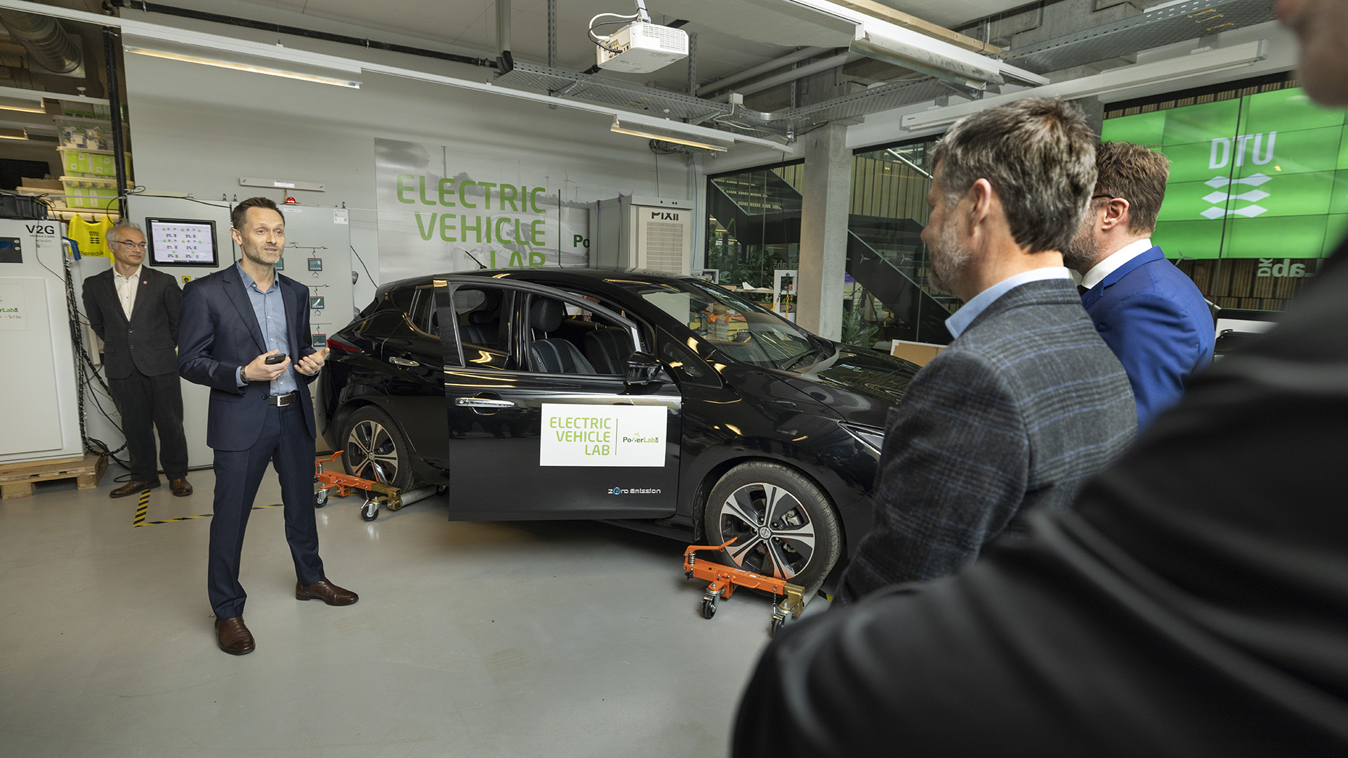 Kronprinsen spurgte professor Tejs Vegge om de nye materialer, der kan tages i brug i udviklingen af mere bæredygtige batterier til el-biler. ©Foto: Mikal Schlosser Kronprinsen spurgte professor Tejs Vegge om de nye materialer, der kan tages i brug i udviklingen af mere bæredygtige batterier til el-biler.
