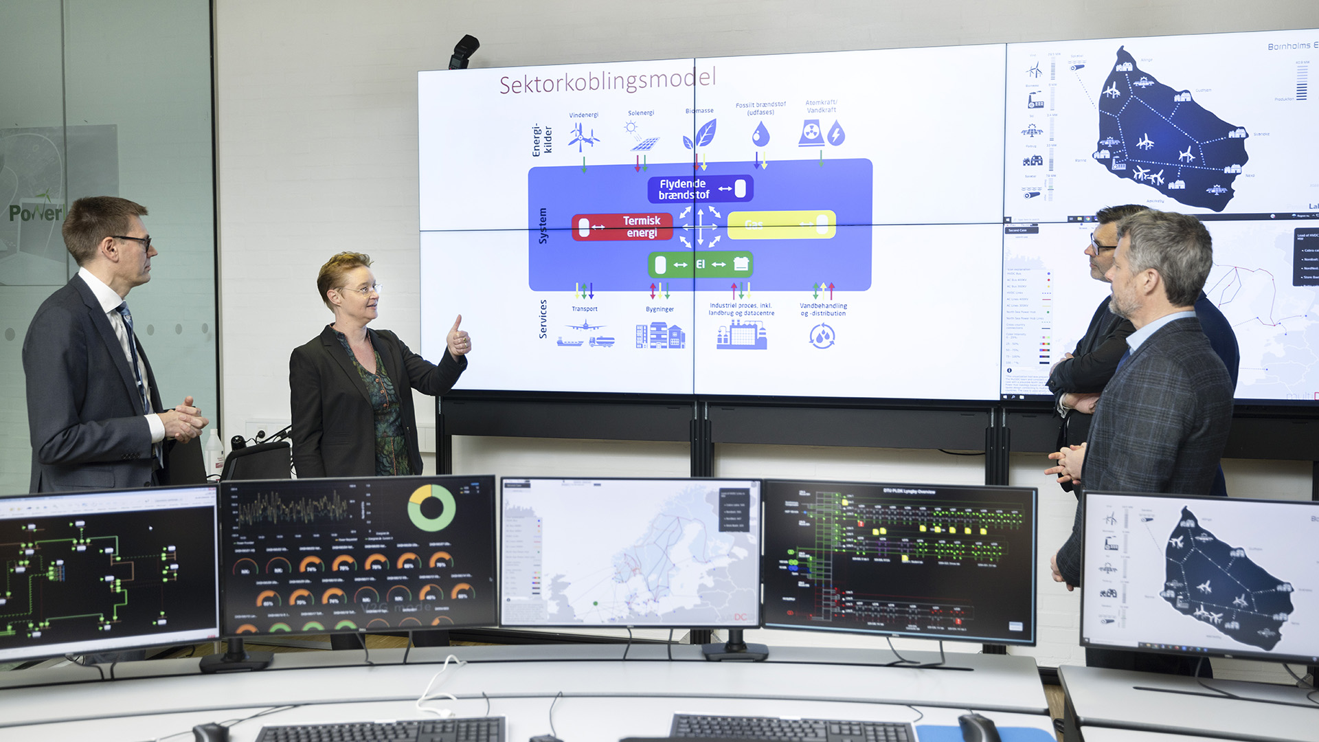 Professorerne Jacob Østergaard og Marie Münster fortæller om digitale energisystemer baseret på vedvarende energi i kontrolrummet på PowerLabDK. ©Foto: Mikal Schlosser Professorerne Jacob Østergaard og Marie Münster fortæller om digitale energisystemer baseret på vedvarende energi i kontrolrummet på PowerLabDK.