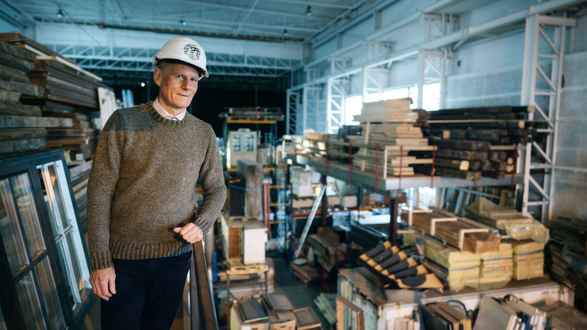 Den århusianske ejendomsudvikler Olav de Linde står i sin lagerhal fyldt med byggematerialer, der skal genbruges.