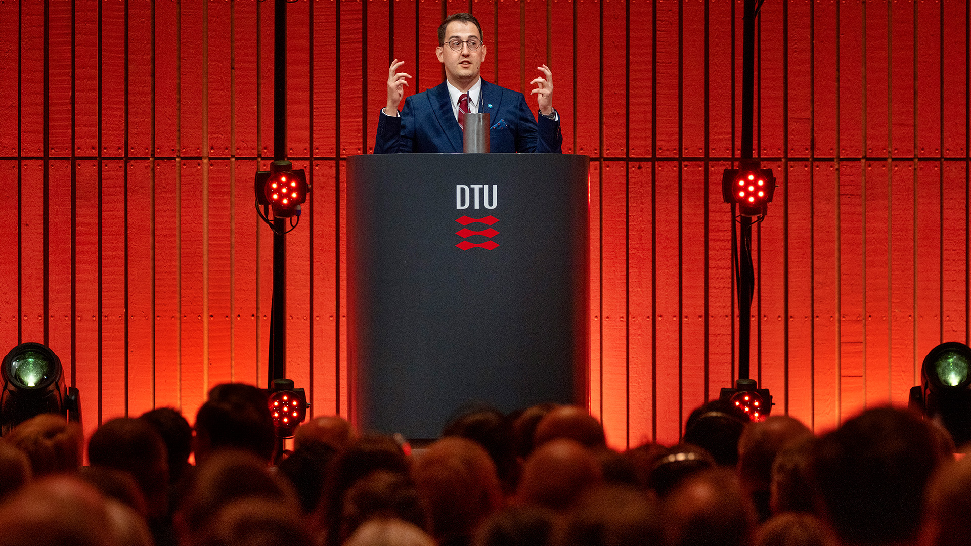 Forpersonen for studenterorganisationen Polyteknisk Forening (PF), Andreas Ipsen var medvært for årsfesten sammen med rektor Anders Bjarklev. 