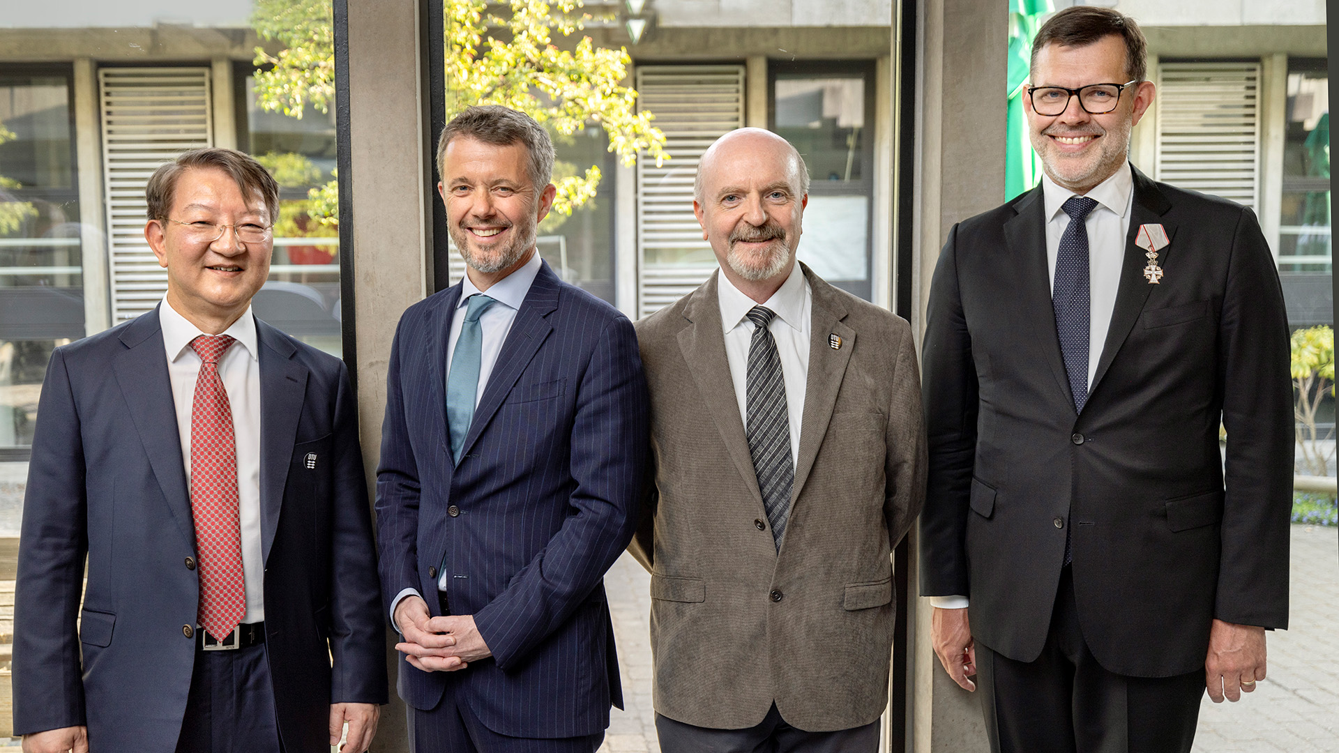 I år blev der uddelt to æresdoktorater. Den ene æresdoktorat gik til den spanske professor Victor de Lorenzo (nr. 2 fra venstre). Det andet æresdoktorat gik til professor Sang Yup Lee fra KAIST (yderst til venstre). 