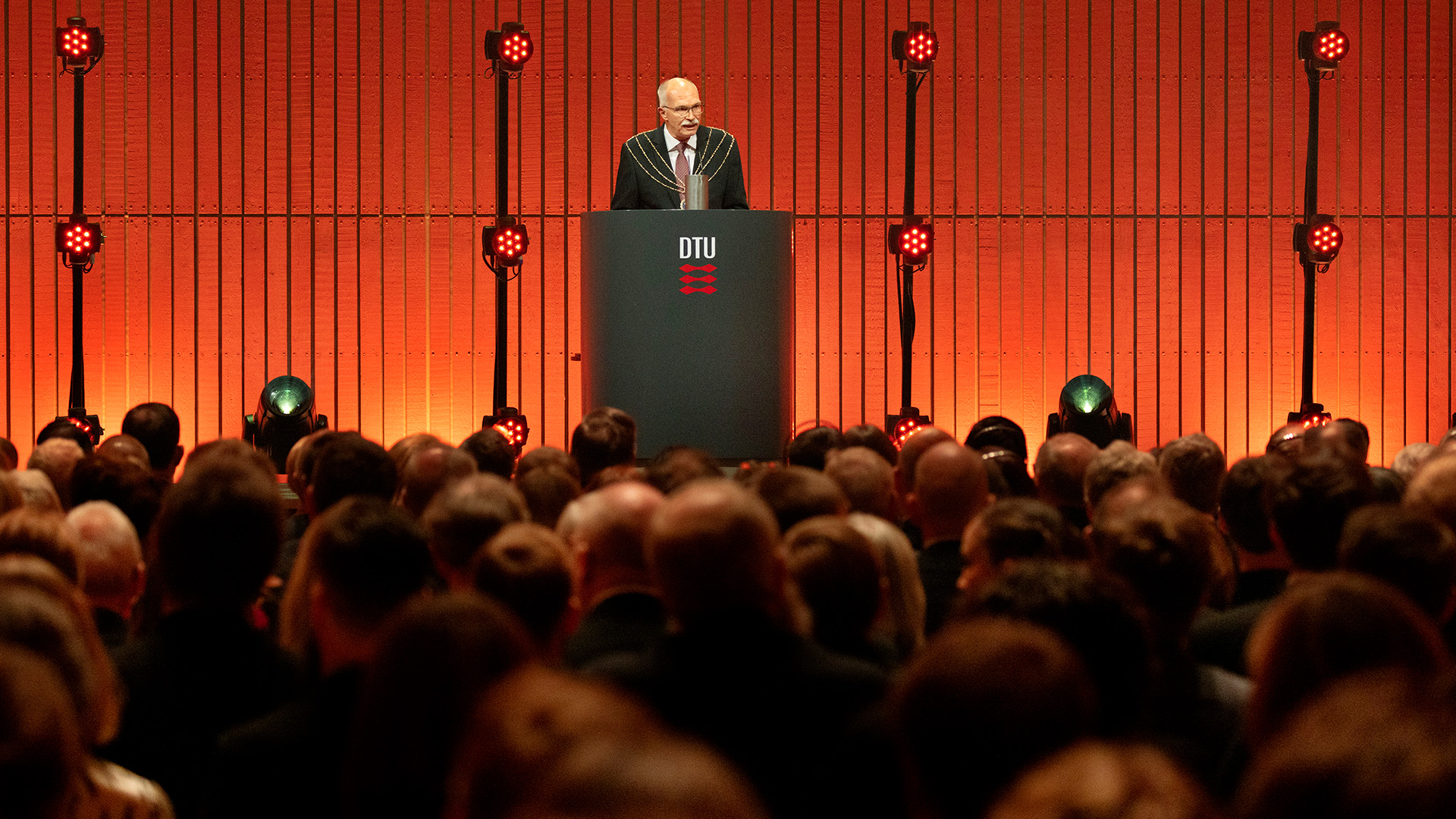 Rektor Anders Bjarklev indledte årsfestens akademiske del med bl.a. at tale om mangelsamfundet, nødvendigheden af dygtige ingeniører og det at være fysisk tilbage på DTU.