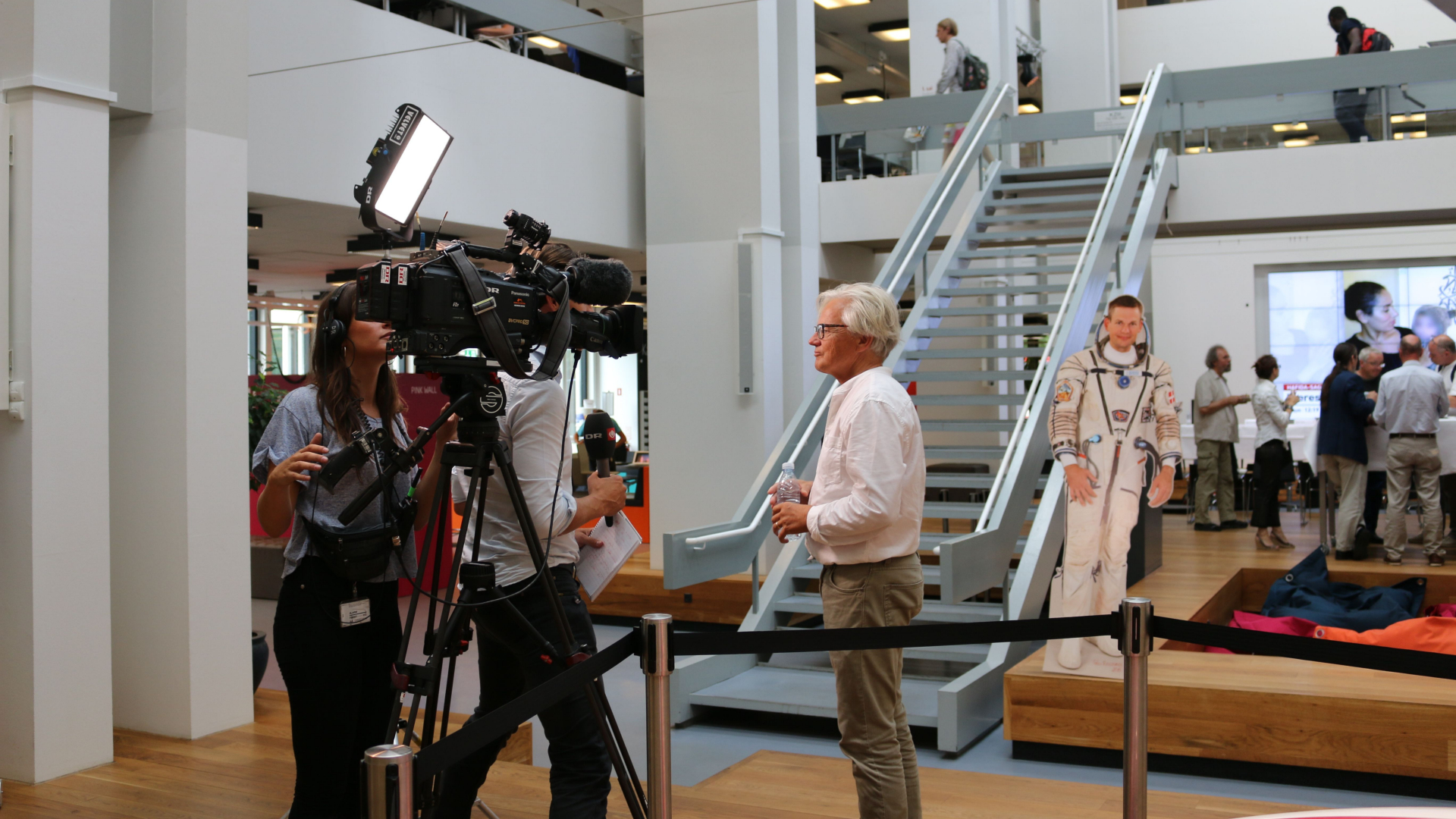 Chefkonsulent ved DTU Space Torben Neubert interviewes af DR i forbindelse med opsendelsen af den danske astronaut Andreas Mogensen i 2015. Foto: Annette Refn, DTU