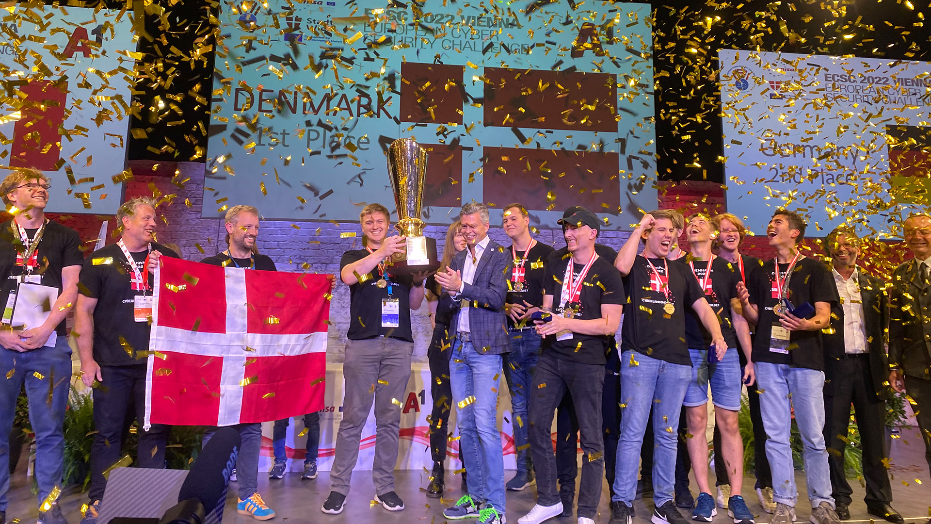 Det danske Cyberlandshold hyldes på en scene med guldkonfetti. Foto: DItte Weng
