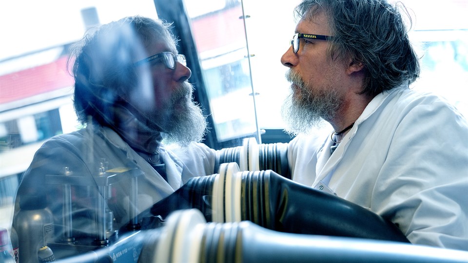 Professor Poul Nordby i laboratoriet