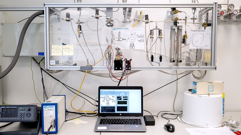 Professor Poul Nordby i laboratoriet