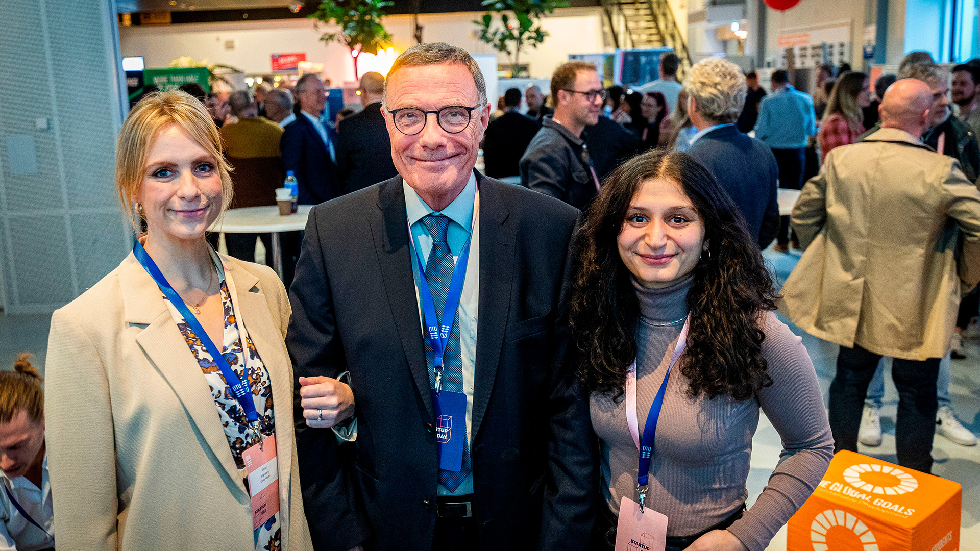Ella Harris og Gizem Simsek fra startuppen Uvisa Health, der har udviklet et effektivt alternativ til medicinsk behandling af bakterie- og svampeinfektioner, vandt BII Sten Scheibye Innovation Award, der blev uddelt for første gang under DTU Startup Day 2022.  