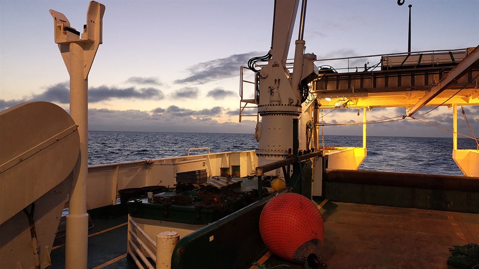 Udsigt over havet fra dækket af DTU's havforskningsskib Dana