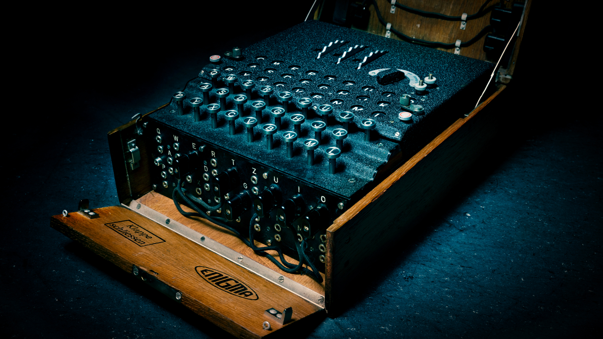 Detljebillede af tastaturet og ledningerne på Enigma-maskinen