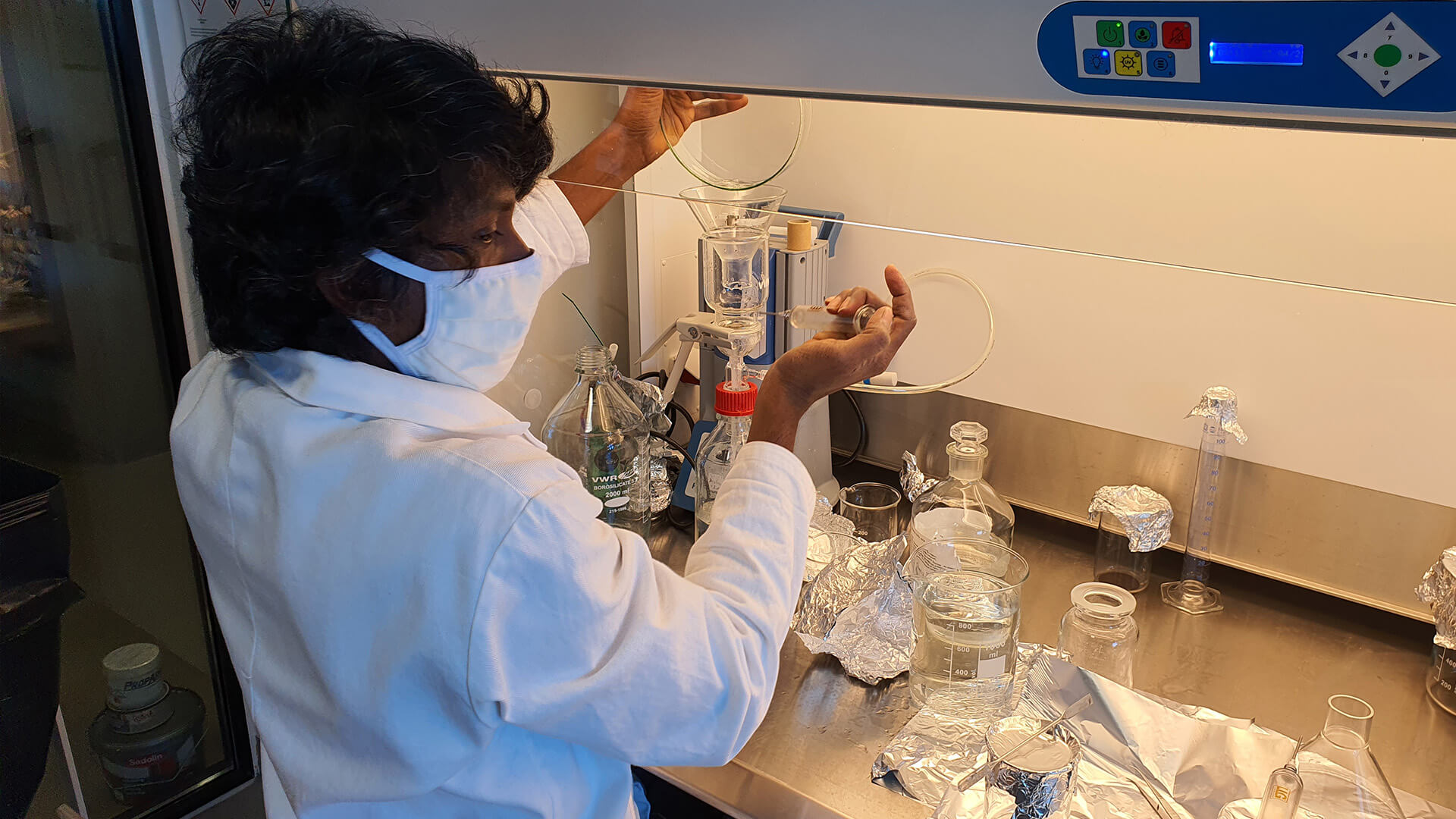 Mandelig forsker gør prøver klar til at blive analyseret i laboratorie.