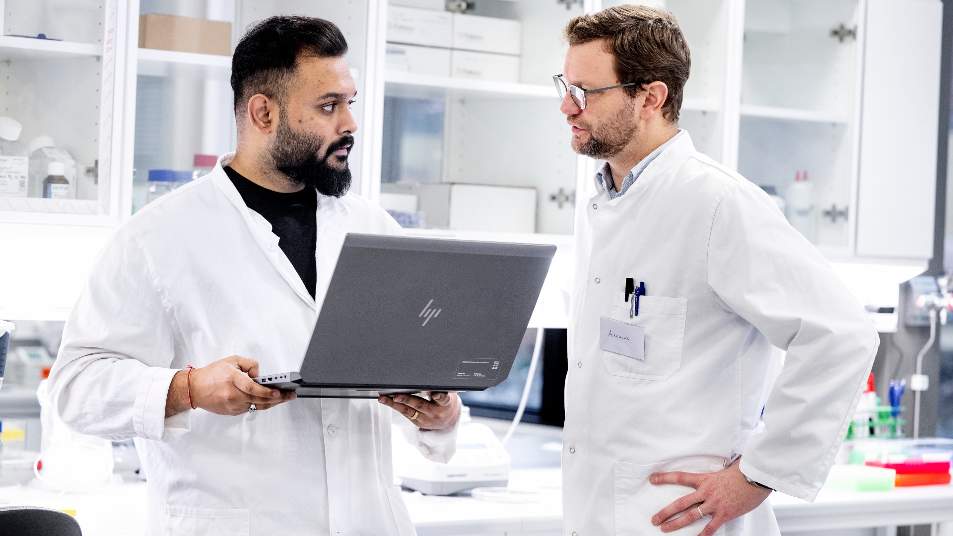 Alexander Kai Büll i samtale med Ph.d.-studerende Soumik Ray.Foto: Bax Lindhardt