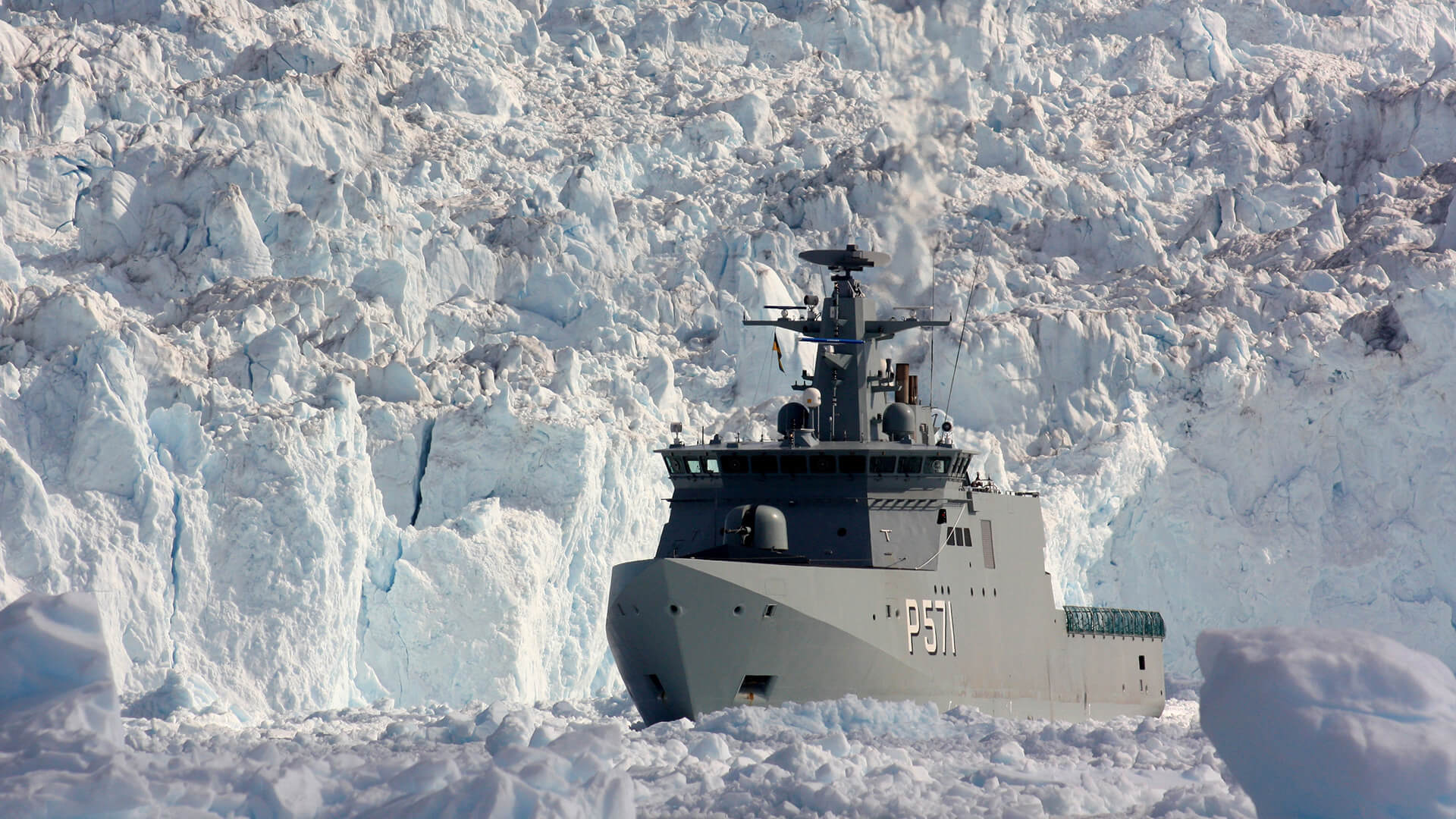 forsvarsskib patruljerer i Arktis