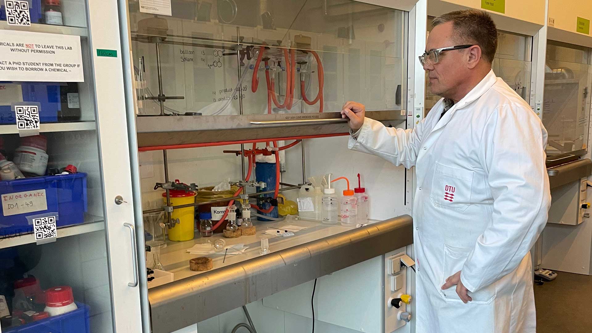 På DTU Kemi vil man afprøve og evaluere, om man kan slukke for stinkskabe i et af undervisningslaboratorierne, når det ikke er i brug for at minimere udgifterne til ventilation.