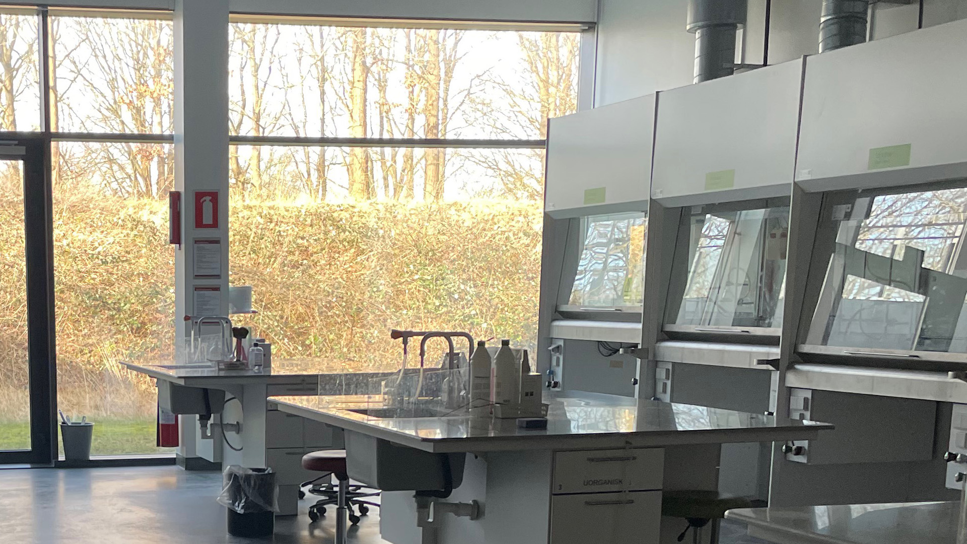 På DTU Kemi vil man afprøve og evaluere, om man kan slukke for stinkskabe i et af undervisningslaboratorierne, når det ikke er i brug for at minimere udgifterne til ventilation.