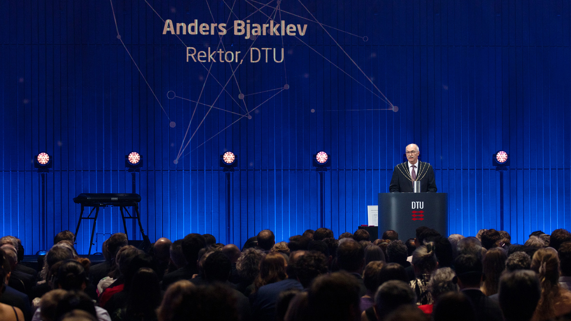 Rektor Anders Bjarklev indledte årsfestens akademiske del, den akademiske højtidelighed, med en tale. 