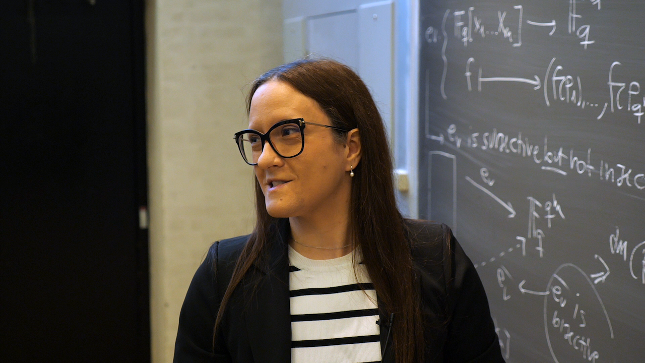De studerende beskriver Maria Montanucci som en dygtig og engageret underviser, der er god til at forklare komplekse matematiske formularer. 