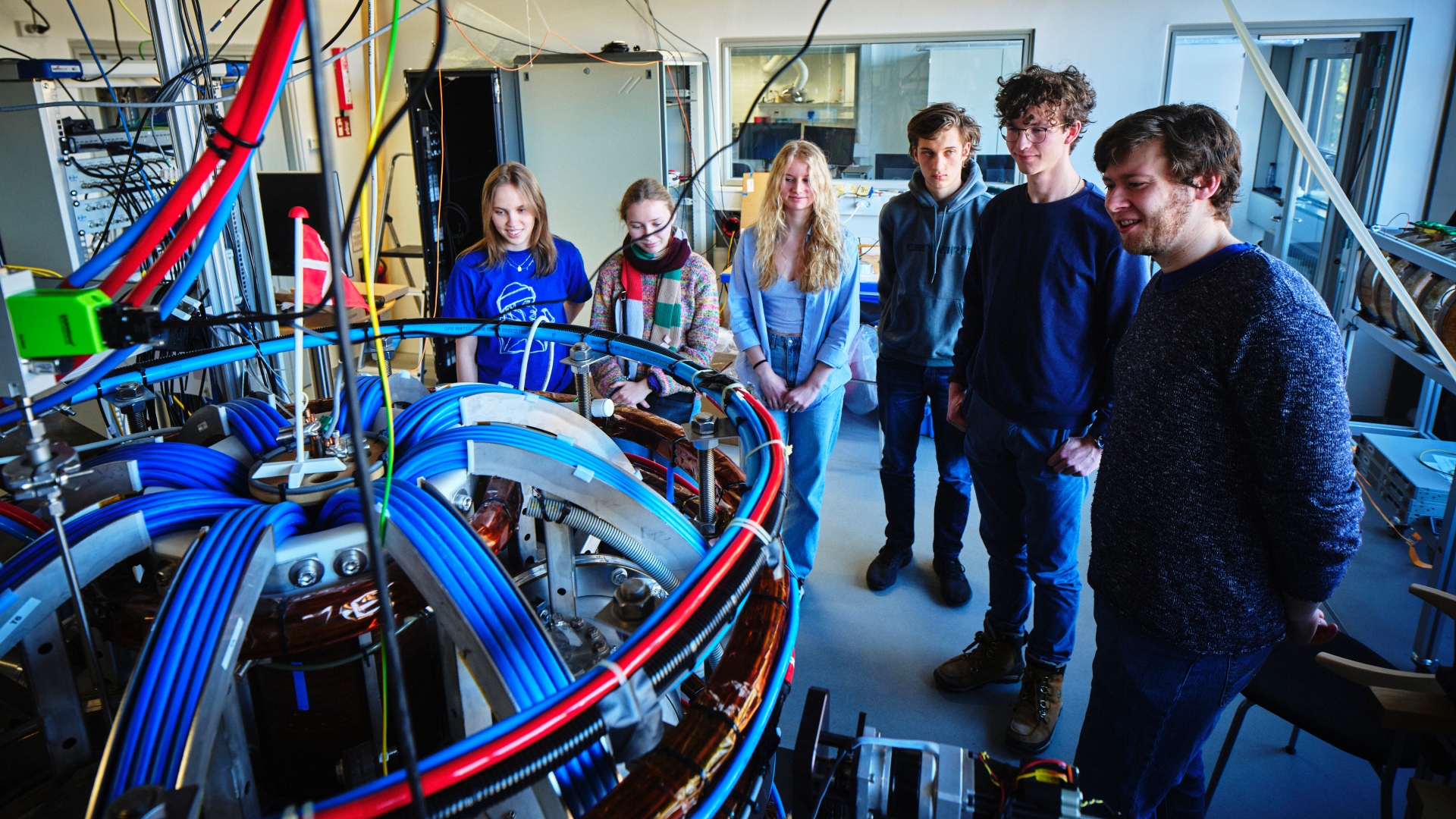 Gymnasieelever på besøg i DTU's mini-fusionsreaktor
