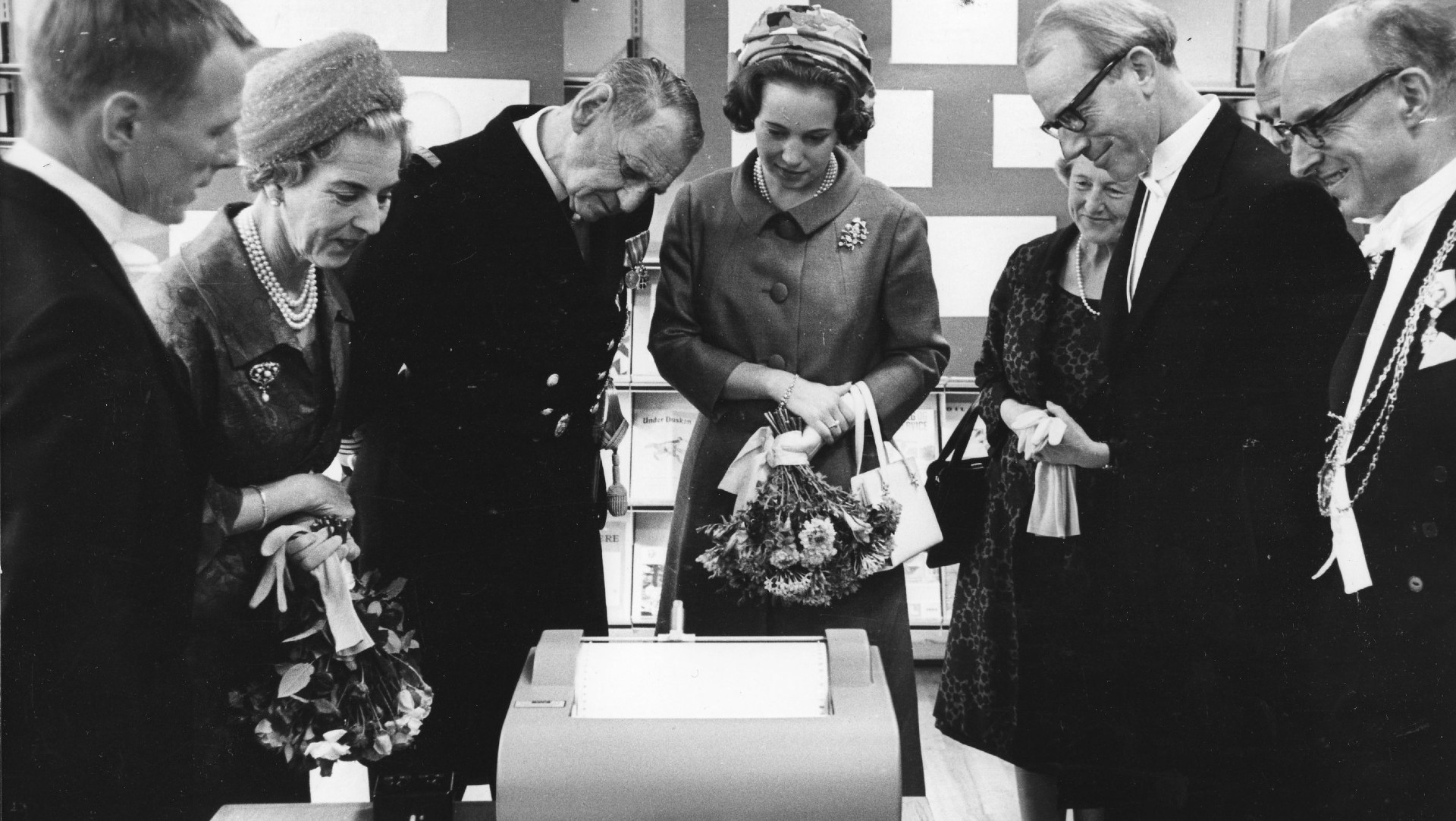 Indvielse af elektronikafdelingen i Lundtofte den , 29. september1965: Den nye danske datamaskine GIER betragtes af fra venstre professor Per G. Jensen, Dronning Ingrid, Kong Frederik, Prinsesse Benedicte, hofdame Lise Wold, undervisningsminister K.B. Andersen og rektor Knuth Wintherfeldt