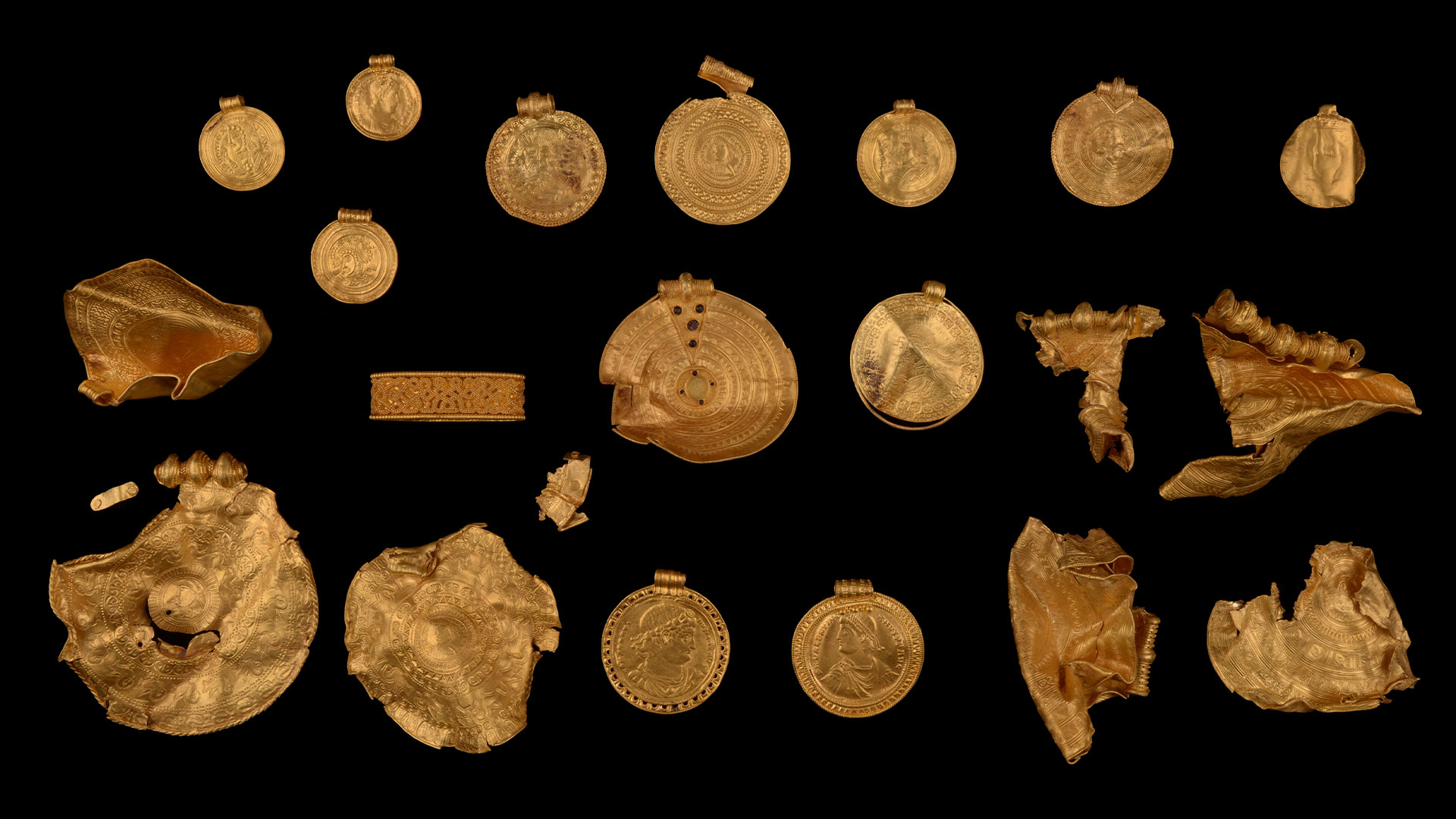 20 guldbrakteater og -medaljoner der udgør Vindelevskatten. Foto: Konserveringscenter Vejle