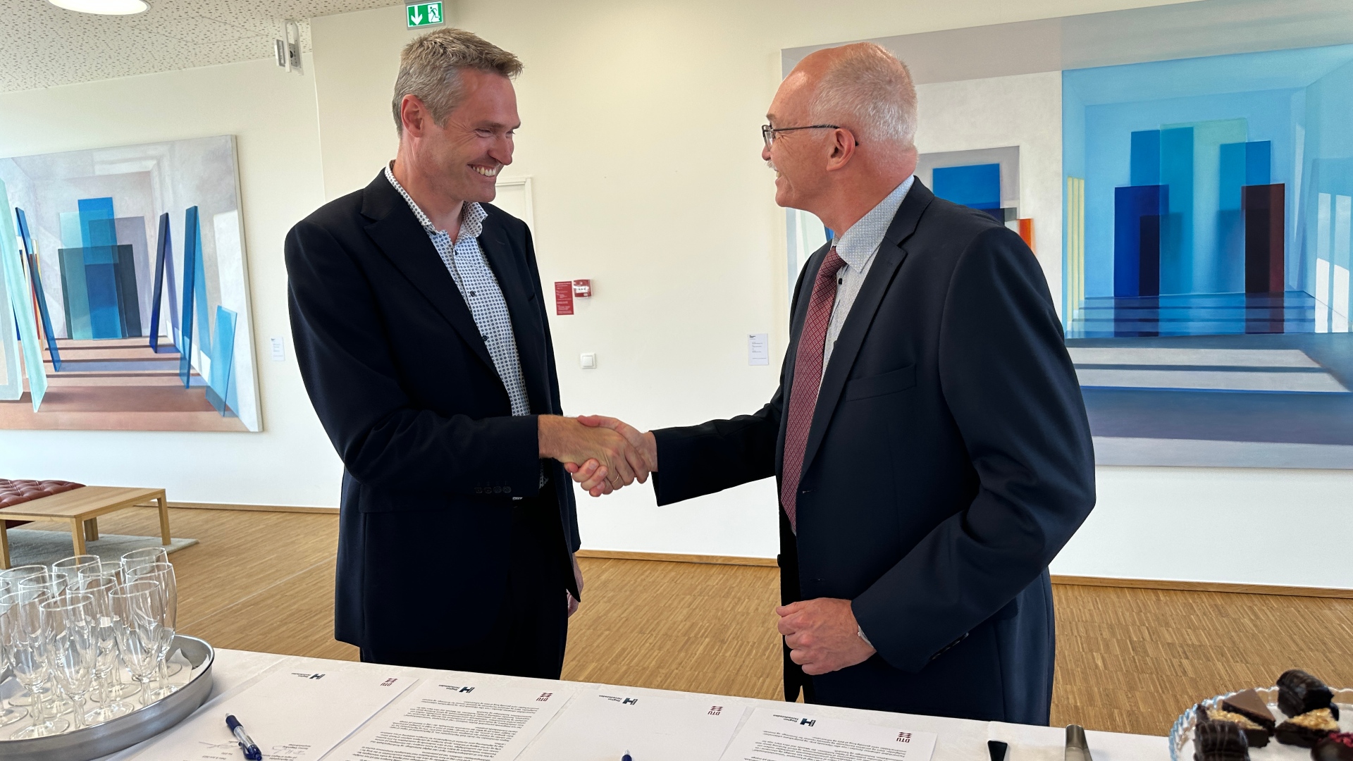DTU-rektor Anders Bjarklev, og Hospitalsdirektør på Rigshospitalet Rasmus Møgelvang underskriver hensigtserklæringen