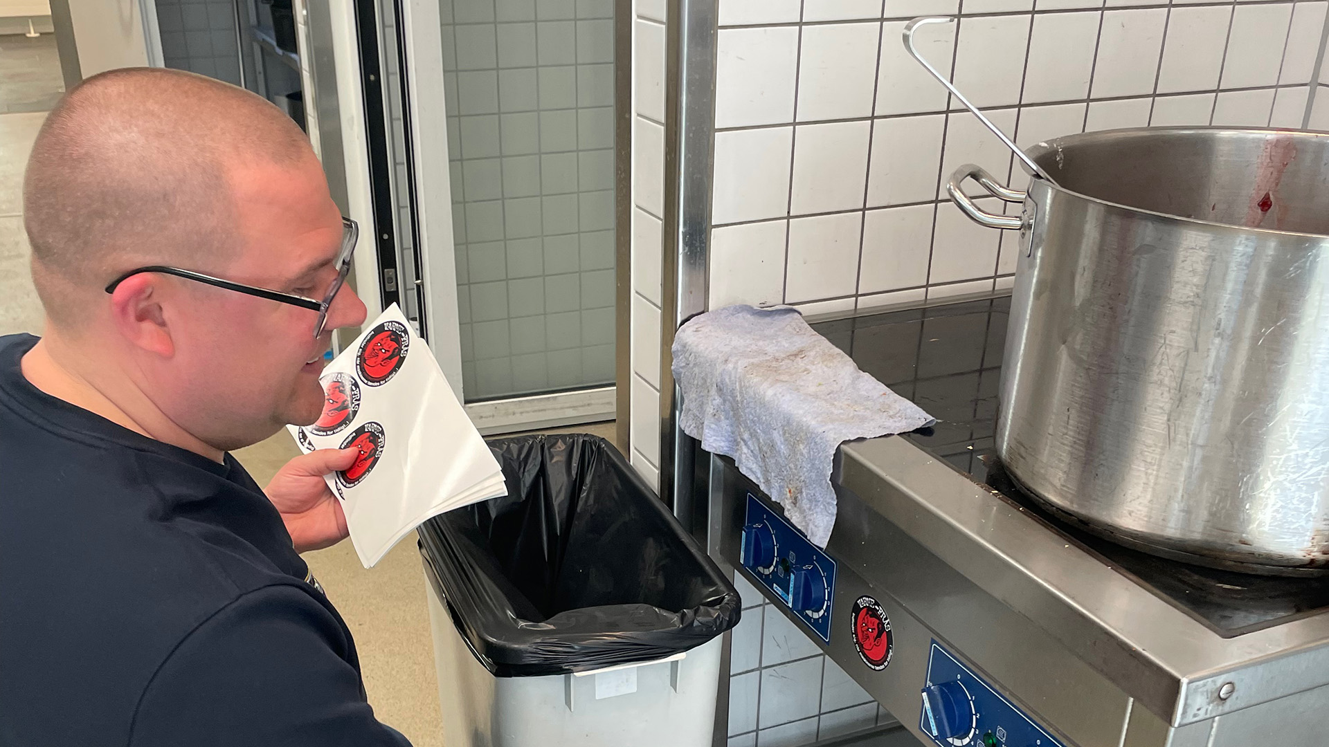 Ken Storkøkkens måleudstyr, som Martin Armand Nilsen (på billedet) har sat på installationerne, måler energiforbruget i køkkenet og kontrollerer adfærden. 