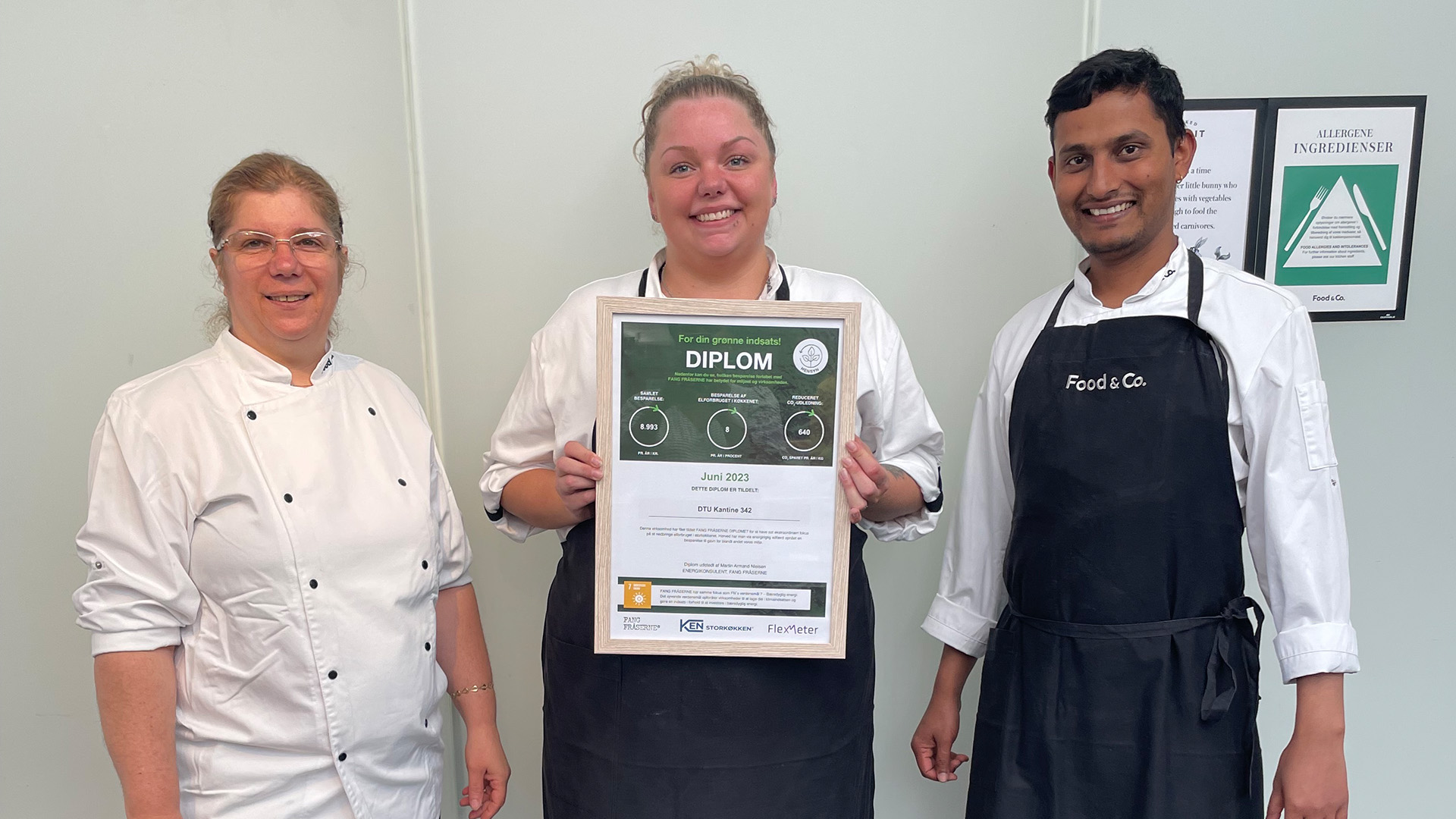 Kantinemedarbejderne i kantinen Wicked Rabbit i bygning 342 serverer vegetarisk buffet - nu med et 8 procent mindre energiforbrug i køkkenet.  
