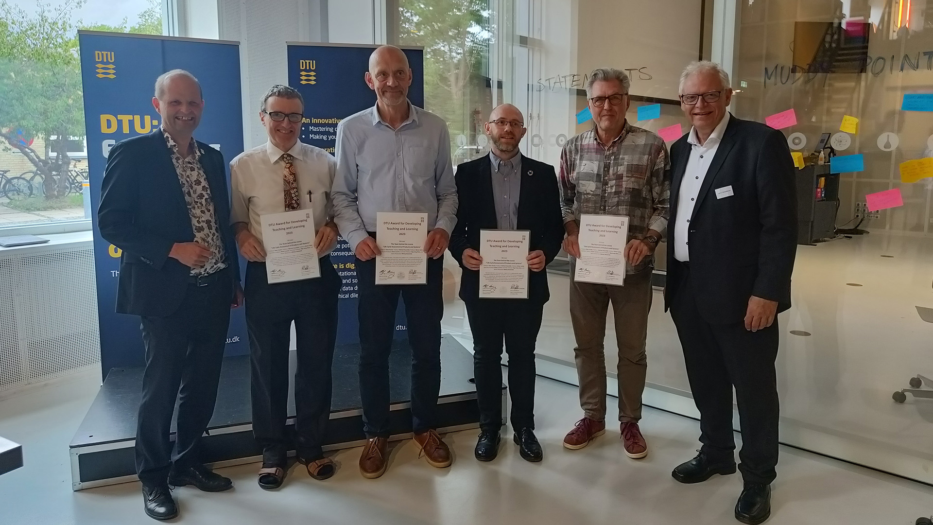 Underviserne på DTU-kurset, som lærer kandidatstuderende, hvordan de undersøger og vurderer, om noget er bæredygtigt ved at analyse et produkts rejse fra vugge til grav, blev hædret for deres særlige indsats. Prisen blev overrakt af DTU's to dekaner, Philip Binning (tv.) og Lars D. Christoffersen (th.) Foto: Lotte Illeris