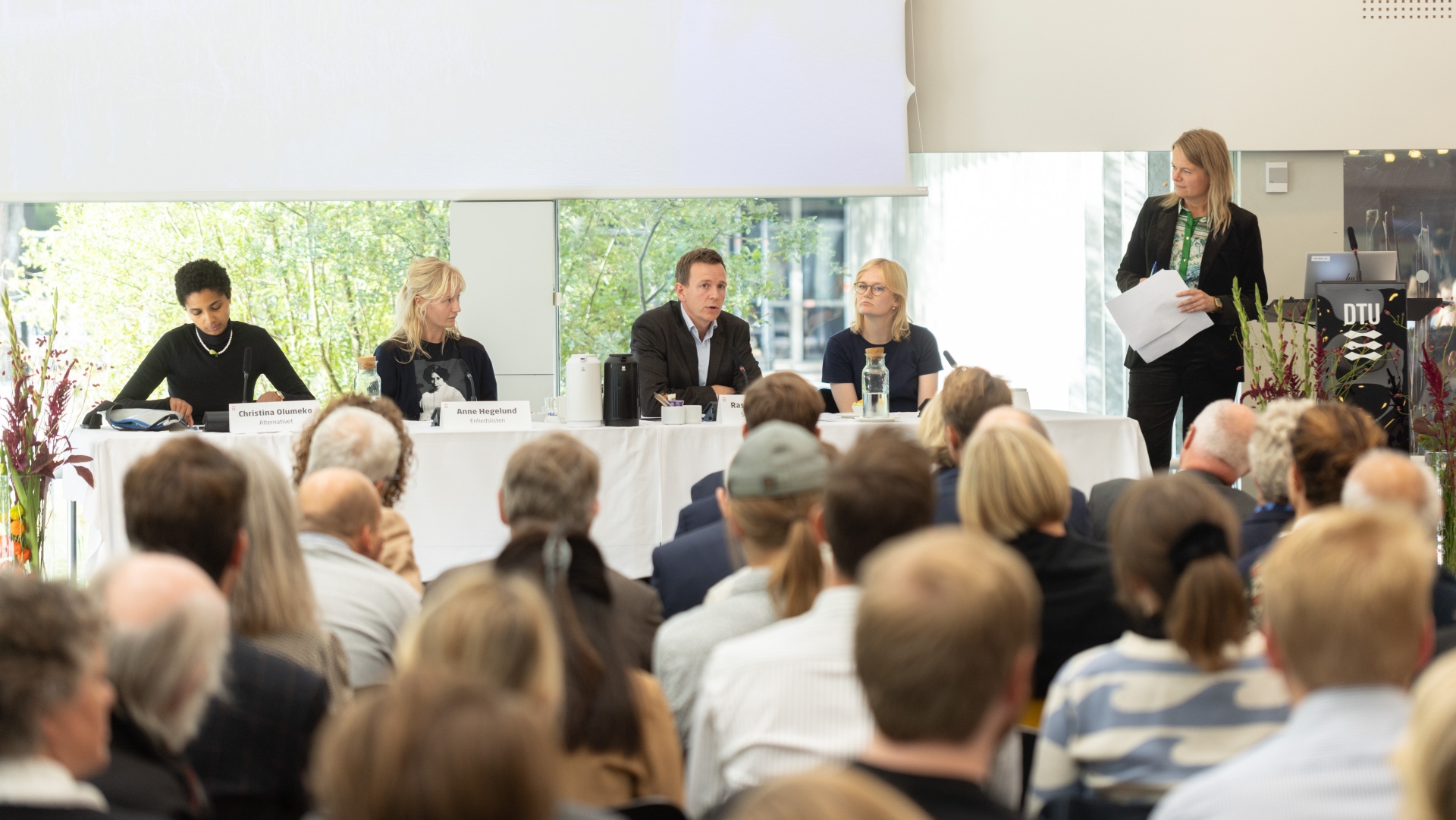 Danmark skal åbne for flere internationale studerende. Sådan lød meldingen fra et bredt udsnit af de politiske ordførere, der var mødt op til dialog og debat med studerende, repræsentanter fra universiteterne og erhvervslivet på DTU's topmøde.