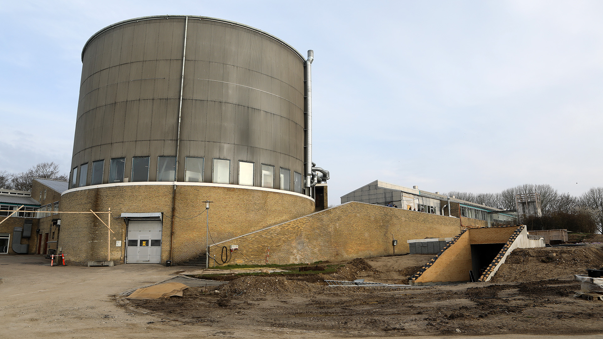 I Hevesy Laboratoriet, der ligger på DTU Risø Campus ud mod Roskilde Fjord, er to nye cyklotroner blevet installeret fem meter under jorden i et 100 kvadratmeter stort bunkeranlæg. 