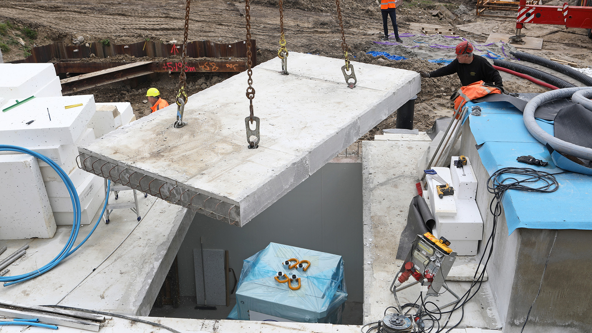 I Hevesy Laboratoriet, der ligger på DTU Risø Campus ud mod Roskilde Fjord, er to nye cyklotroner blevet installeret fem meter under jorden i et 100 kvadratmeter stort bunkeranlæg. 