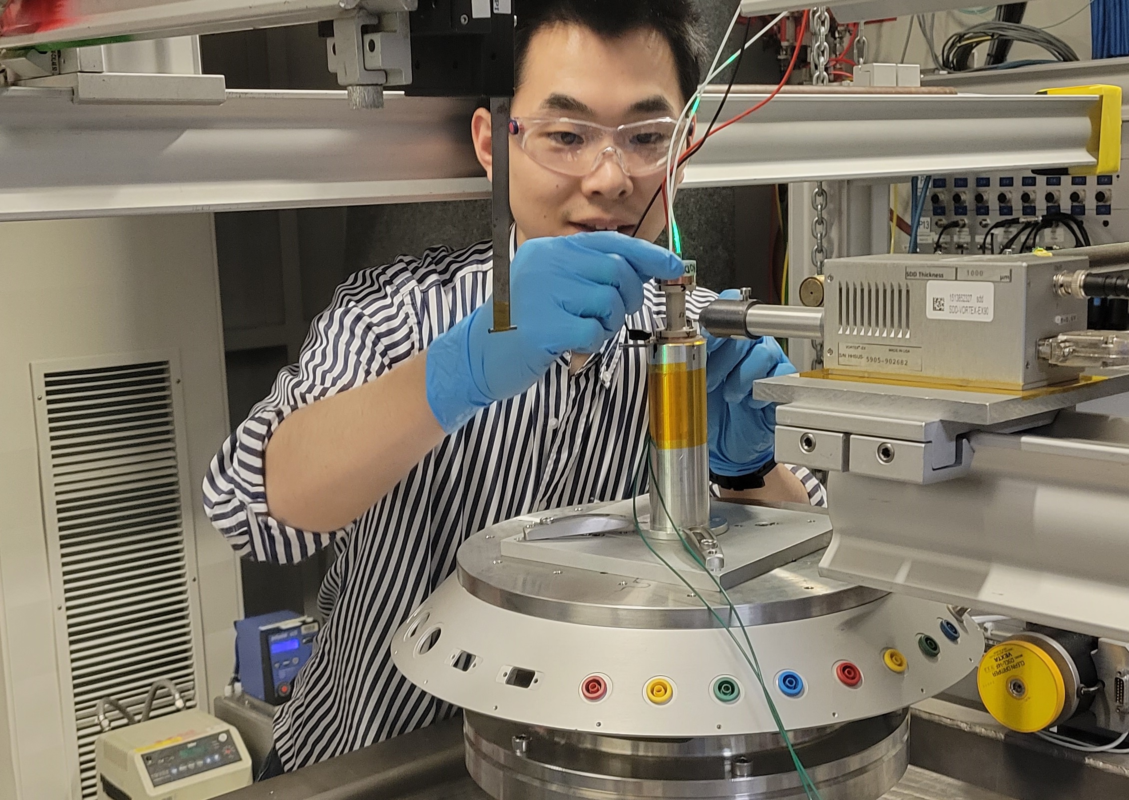 Postdoc Qiucheng Xu fra DTU er ved at opsætte og installere en reaktor til at analysere X-ray stråler. Metoden gør det muligt at overvåge ændringer på elektrolytterne under elektrolyse af CO2. Foto: Bjørt Oladottir Joensen