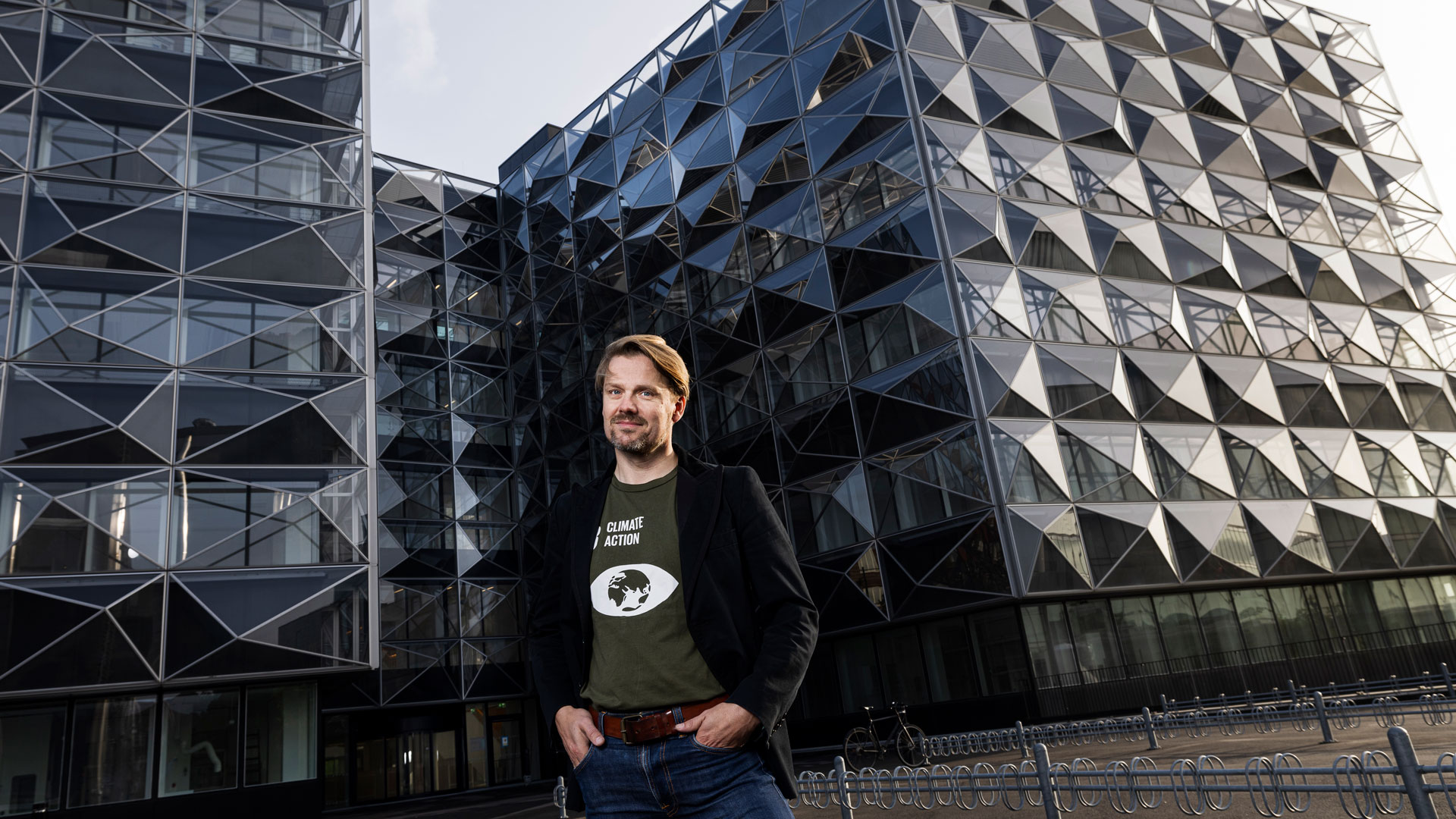 Lektor Christian Thuesen fra DTU mener, at danskerne må begynde at lære af vores fejl i store offentlige byggeprojekter for at undgå at gentage dem. Her står han foran Niels Bohr Bygningen, som er en af de meget omtalte offentlige byggerier.