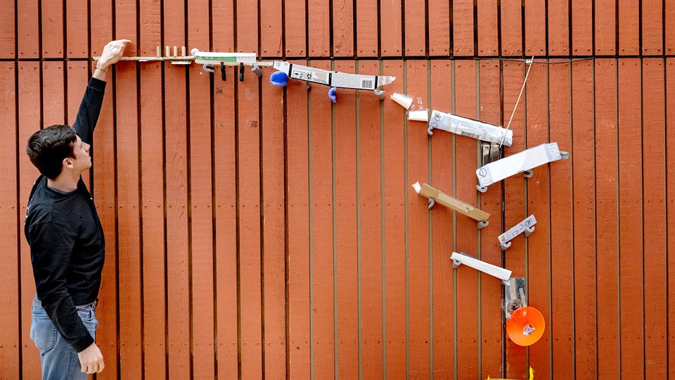 Studerende med Rube Goldberg-maskine